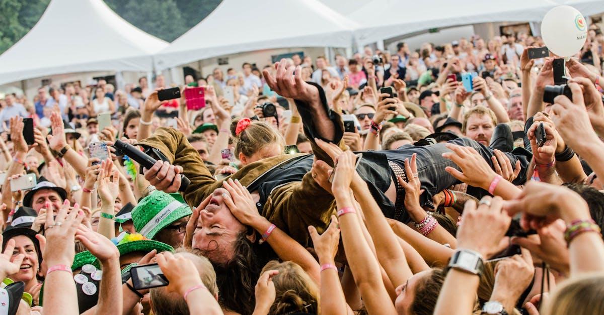 Sangere til Events: Sådan Vælger Du Den Perfekte Oplevelse til Dit Arrangement